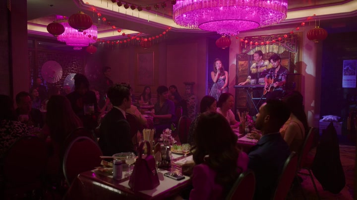 Emily_in_Paris_S02E10_WEBRip_x264-ION10_1247.jpg
