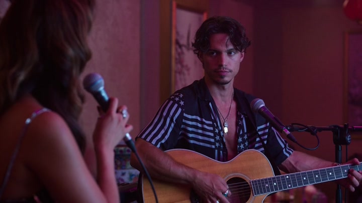 Emily_in_Paris_S02E10_WEBRip_x264-ION10_1253.jpg