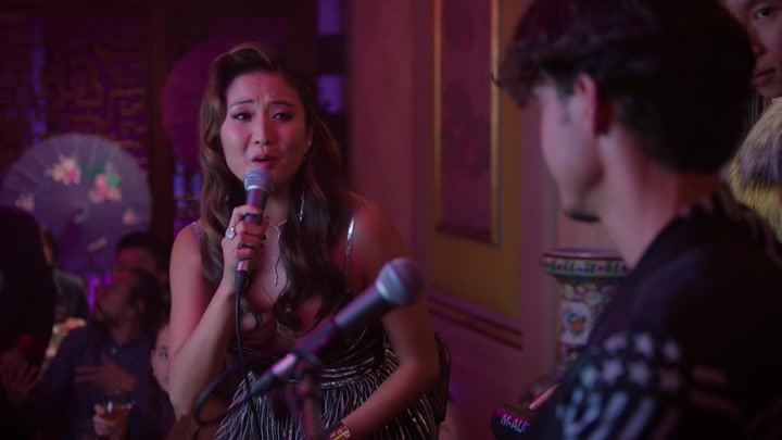 Emily_in_Paris_S02E10_WEBRip_x264-ION10_1258.jpg