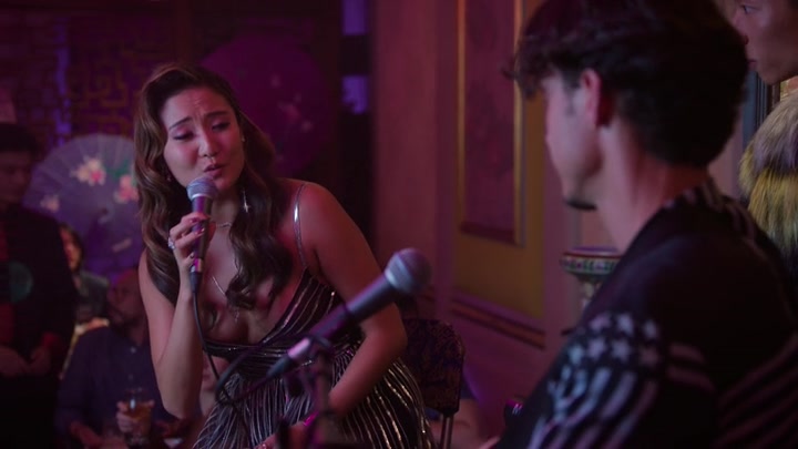 Emily_in_Paris_S02E10_WEBRip_x264-ION10_1259.jpg