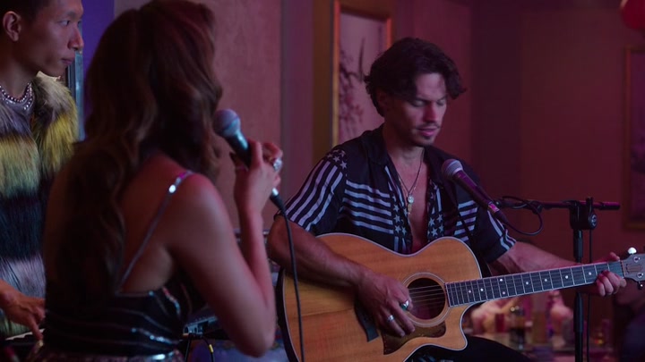 Emily_in_Paris_S02E10_WEBRip_x264-ION10_1266.jpg