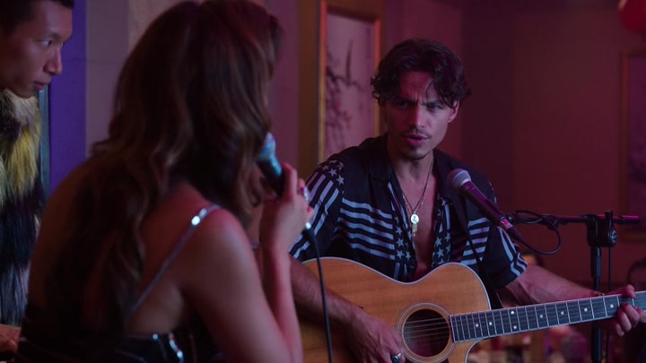 Emily_in_Paris_S02E10_WEBRip_x264-ION10_1270.jpg