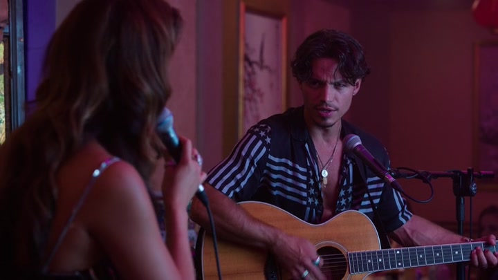 Emily_in_Paris_S02E10_WEBRip_x264-ION10_1271.jpg
