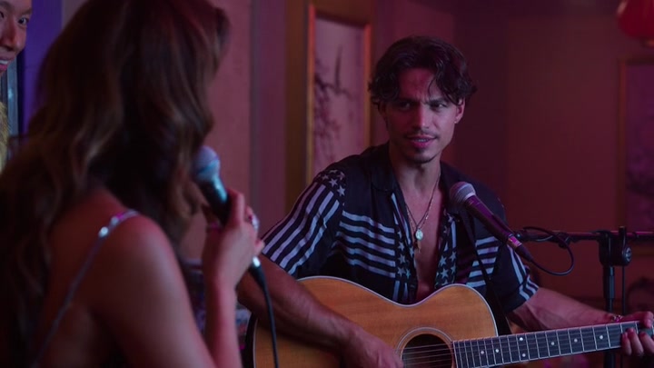 Emily_in_Paris_S02E10_WEBRip_x264-ION10_1272.jpg