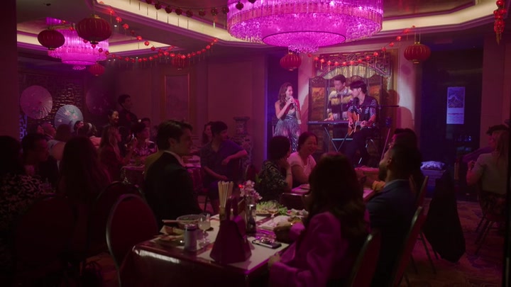 Emily_in_Paris_S02E10_WEBRip_x264-ION10_1284.jpg