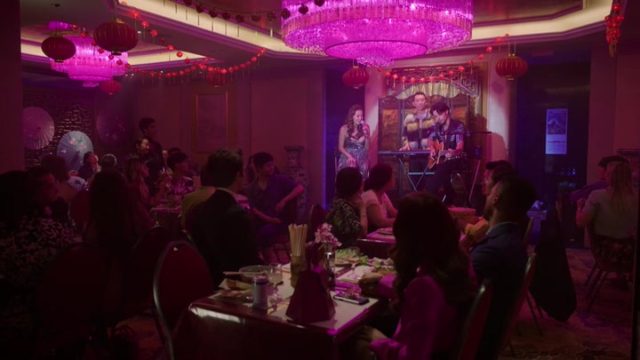 Emily_in_Paris_S02E10_WEBRip_x264-ION10_1286.jpg