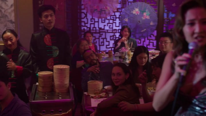Emily_in_Paris_S02E10_WEBRip_x264-ION10_1289.jpg