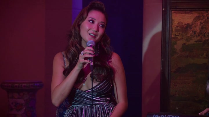 Emily_in_Paris_S02E10_WEBRip_x264-ION10_1295.jpg