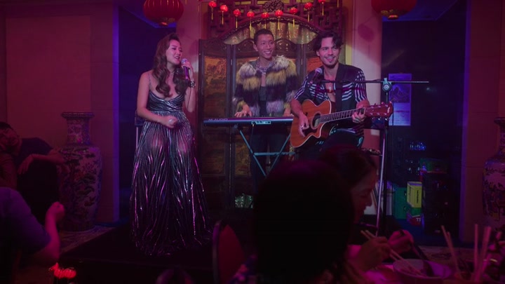 Emily_in_Paris_S02E10_WEBRip_x264-ION10_1298.jpg
