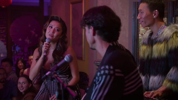 Emily_in_Paris_S02E10_WEBRip_x264-ION10_1301.jpg