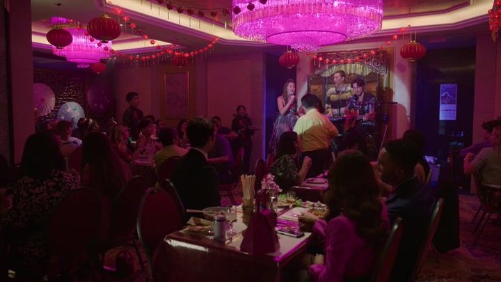 Emily_in_Paris_S02E10_WEBRip_x264-ION10_1309.jpg