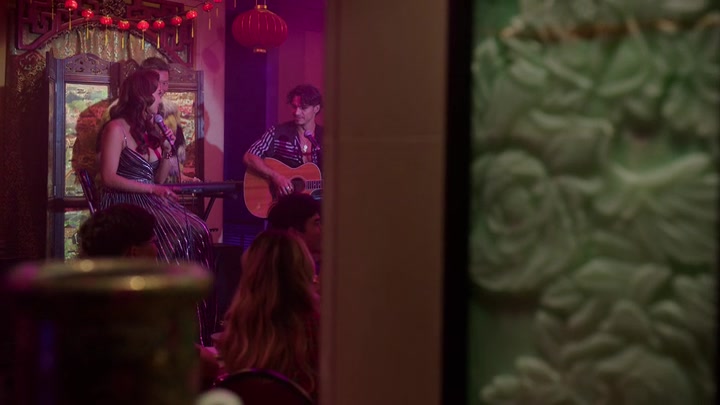 Emily_in_Paris_S02E10_WEBRip_x264-ION10_1321.jpg