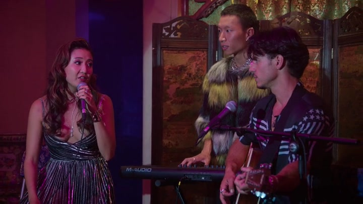 Emily_in_Paris_S02E10_WEBRip_x264-ION10_1331.jpg