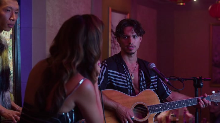 Emily_in_Paris_S02E10_WEBRip_x264-ION10_1332.jpg