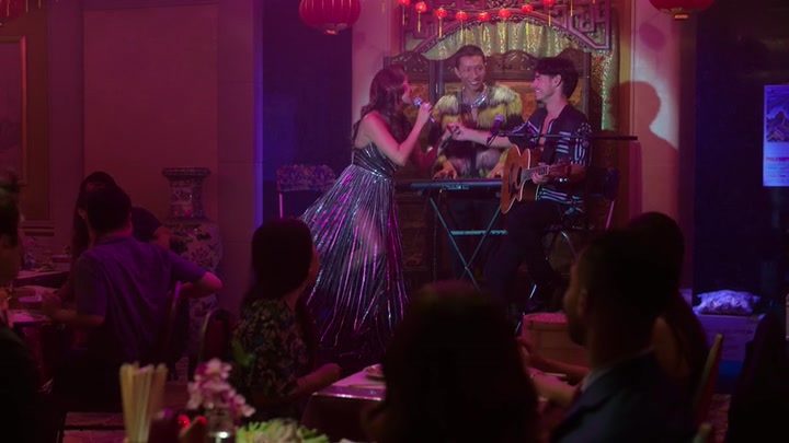 Emily_in_Paris_S02E10_WEBRip_x264-ION10_1353.jpg