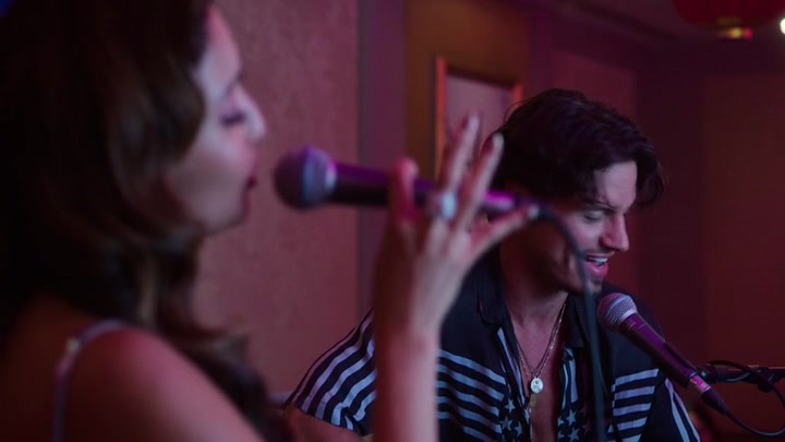 Emily_in_Paris_S02E10_WEBRip_x264-ION10_1372.jpg