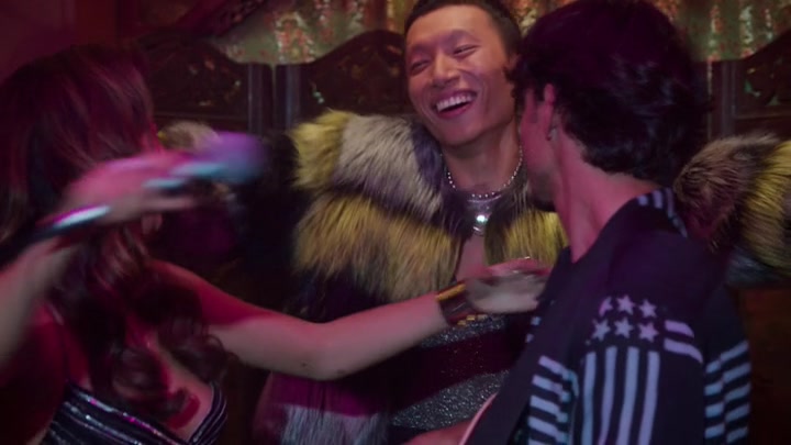 Emily_in_Paris_S02E10_WEBRip_x264-ION10_1399.jpg
