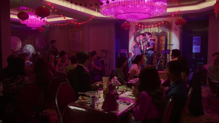 Emily_in_Paris_S02E10_WEBRip_x264-ION10_1401.jpg