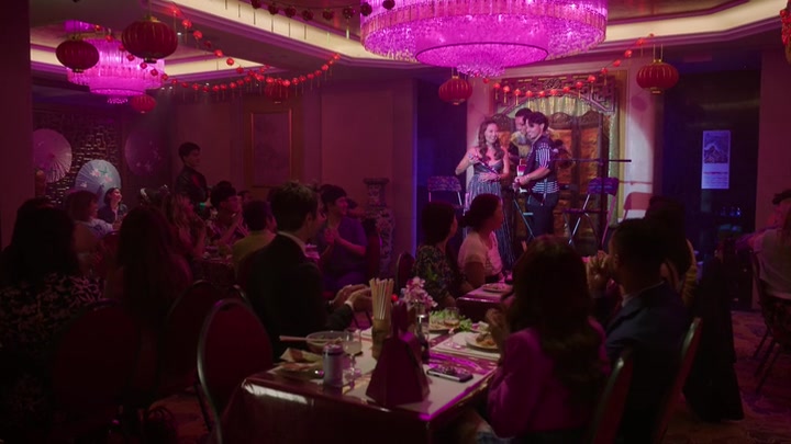 Emily_in_Paris_S02E10_WEBRip_x264-ION10_1402.jpg