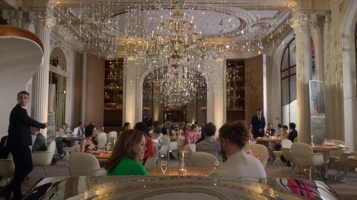 Emily_in_Paris_S02E10_WEBRip_x264-ION10_1417.jpg