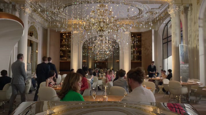 Emily_in_Paris_S02E10_WEBRip_x264-ION10_1420.jpg