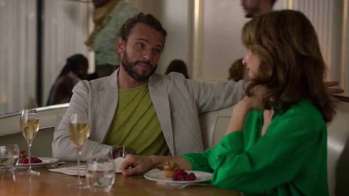 Emily_in_Paris_S02E10_WEBRip_x264-ION10_1440.jpg