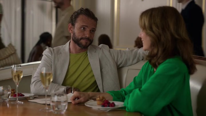 Emily_in_Paris_S02E10_WEBRip_x264-ION10_1441.jpg