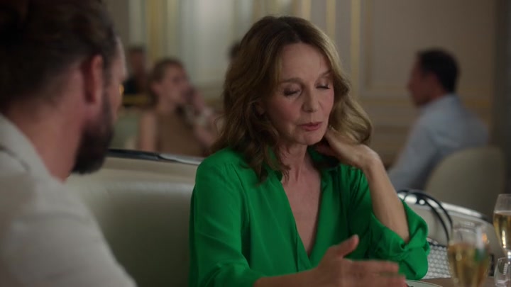 Emily_in_Paris_S02E10_WEBRip_x264-ION10_1442.jpg
