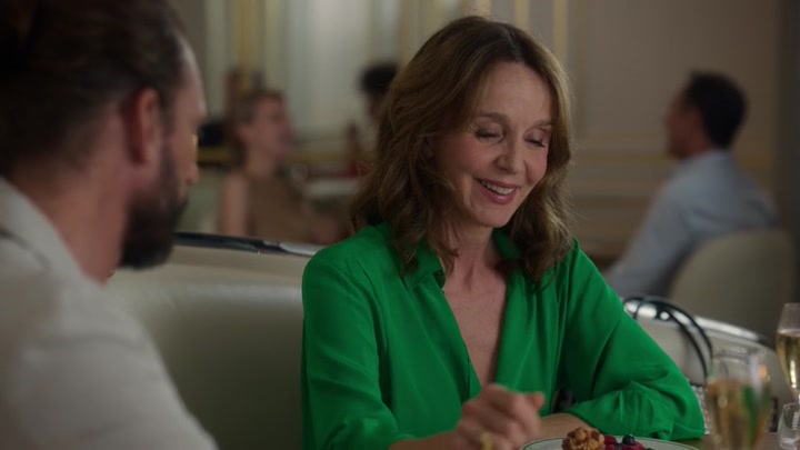 Emily_in_Paris_S02E10_WEBRip_x264-ION10_1447.jpg