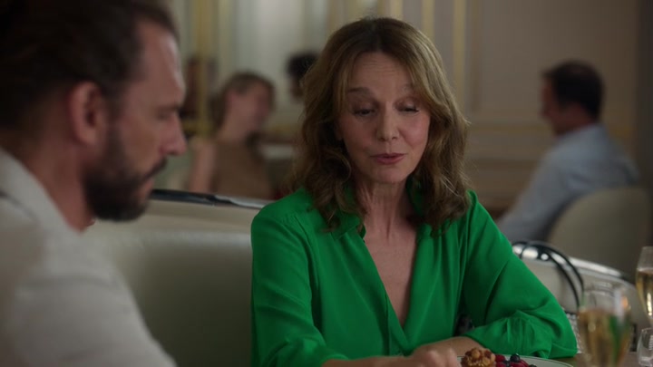 Emily_in_Paris_S02E10_WEBRip_x264-ION10_1449.jpg