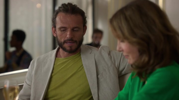 Emily_in_Paris_S02E10_WEBRip_x264-ION10_1455.jpg