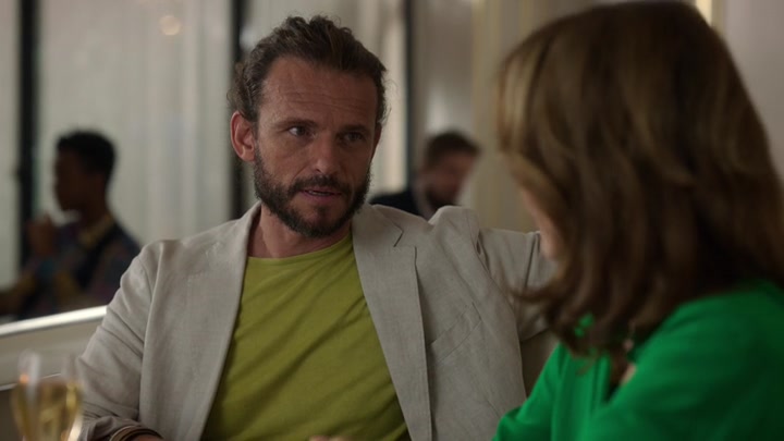 Emily_in_Paris_S02E10_WEBRip_x264-ION10_1459.jpg
