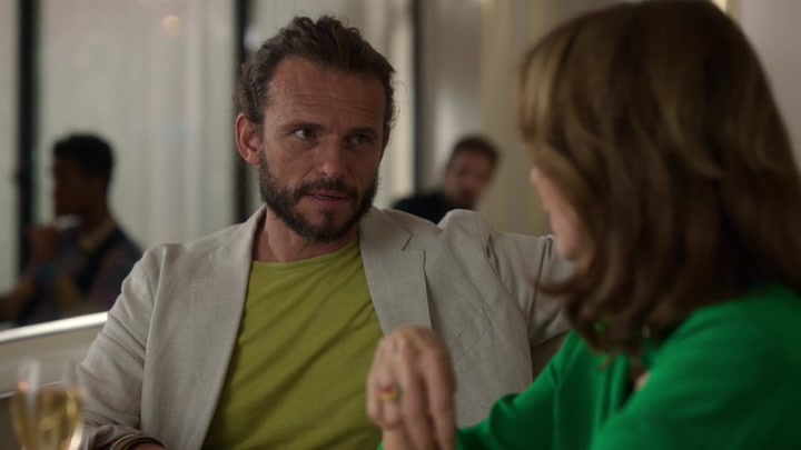 Emily_in_Paris_S02E10_WEBRip_x264-ION10_1460.jpg