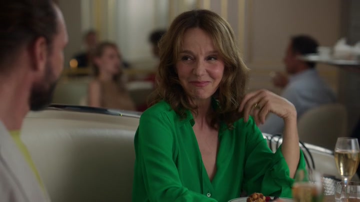Emily_in_Paris_S02E10_WEBRip_x264-ION10_1470.jpg