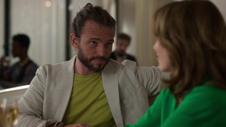 Emily_in_Paris_S02E10_WEBRip_x264-ION10_1473.jpg