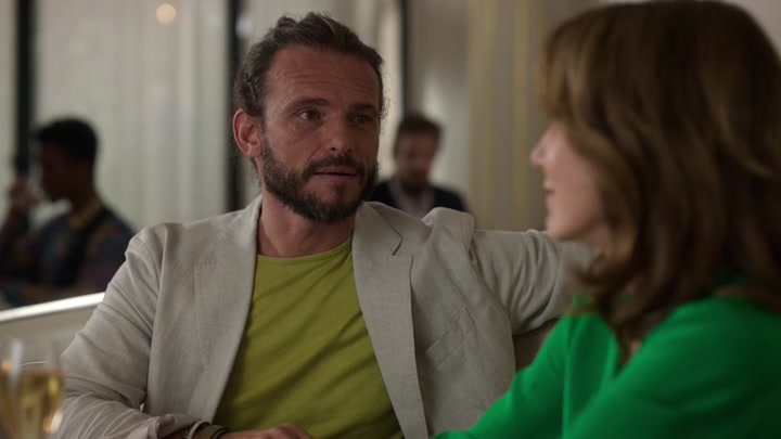 Emily_in_Paris_S02E10_WEBRip_x264-ION10_1476.jpg