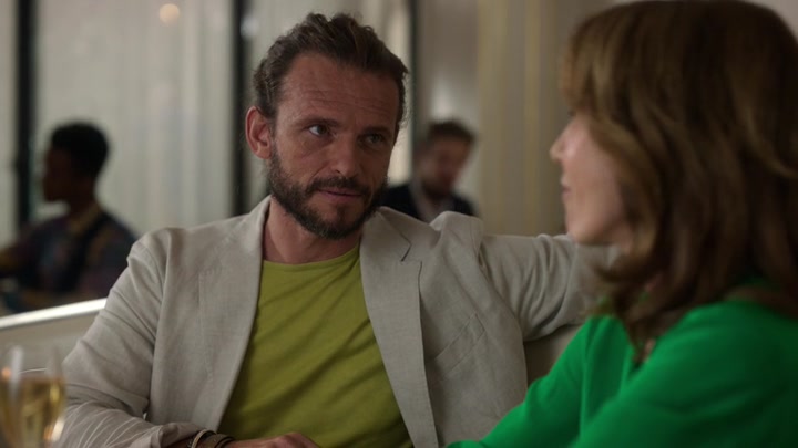 Emily_in_Paris_S02E10_WEBRip_x264-ION10_1480.jpg
