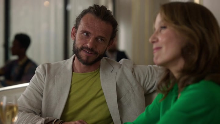 Emily_in_Paris_S02E10_WEBRip_x264-ION10_1481.jpg