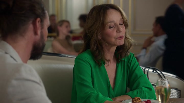 Emily_in_Paris_S02E10_WEBRip_x264-ION10_1484.jpg