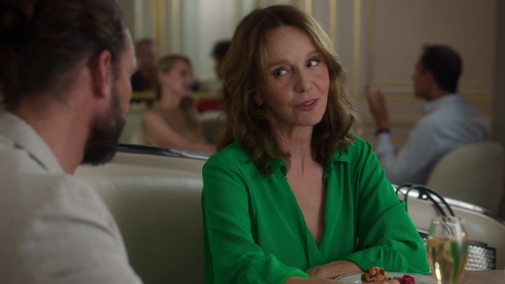 Emily_in_Paris_S02E10_WEBRip_x264-ION10_1485.jpg