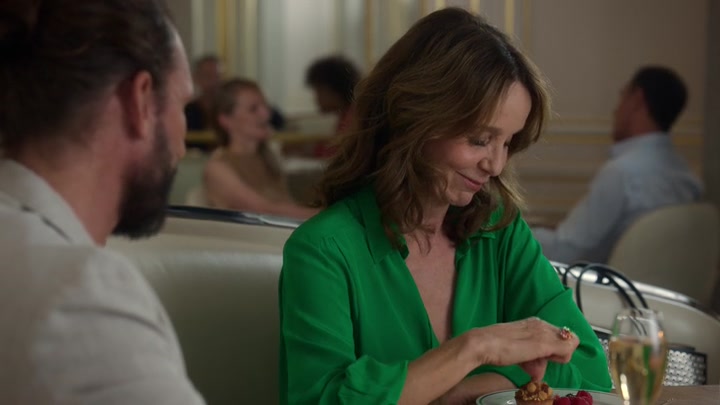 Emily_in_Paris_S02E10_WEBRip_x264-ION10_1487.jpg