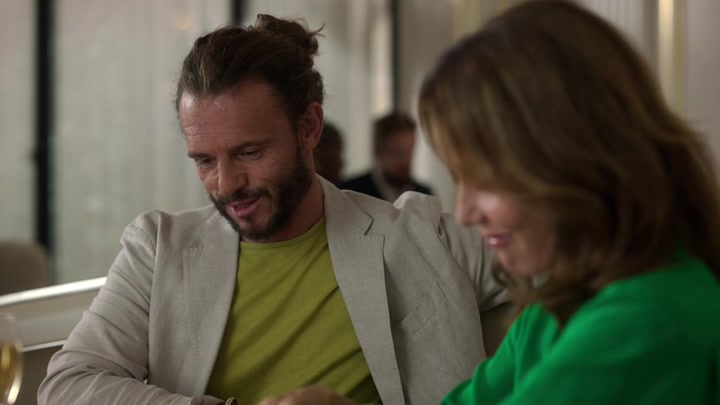 Emily_in_Paris_S02E10_WEBRip_x264-ION10_1488.jpg