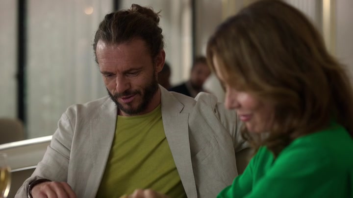 Emily_in_Paris_S02E10_WEBRip_x264-ION10_1490.jpg