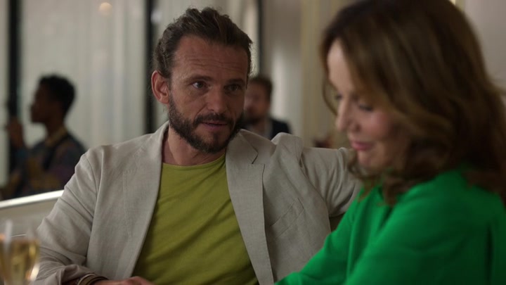 Emily_in_Paris_S02E10_WEBRip_x264-ION10_1499.jpg