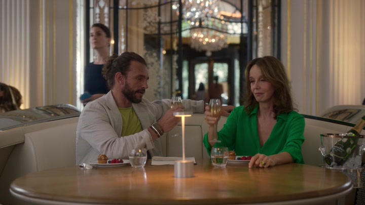 Emily_in_Paris_S02E10_WEBRip_x264-ION10_1509.jpg