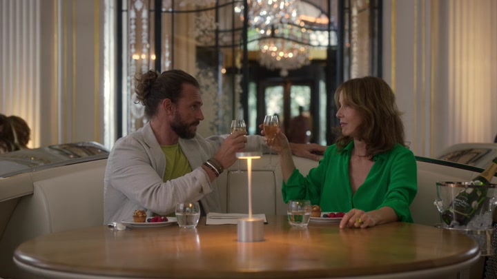 Emily_in_Paris_S02E10_WEBRip_x264-ION10_1511.jpg