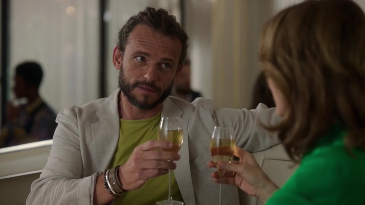 Emily_in_Paris_S02E10_WEBRip_x264-ION10_1512.jpg