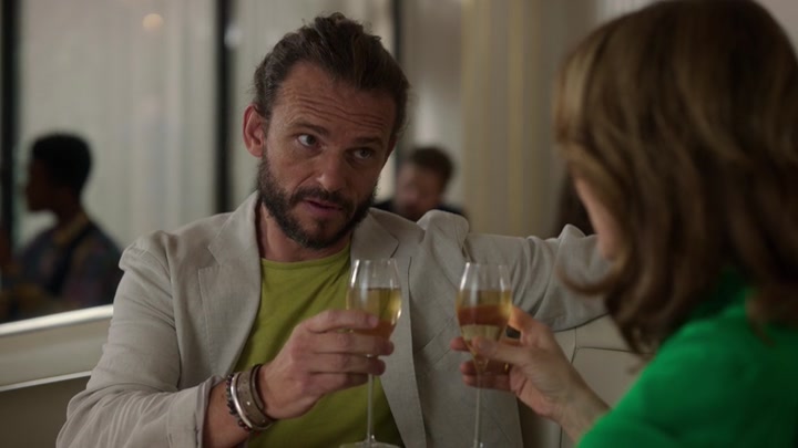 Emily_in_Paris_S02E10_WEBRip_x264-ION10_1515.jpg