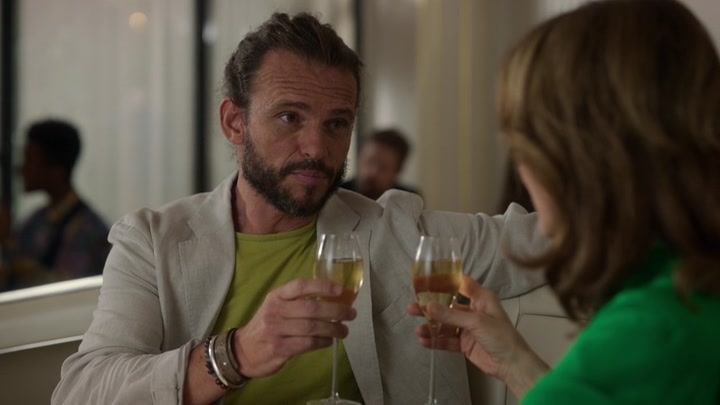 Emily_in_Paris_S02E10_WEBRip_x264-ION10_1516.jpg