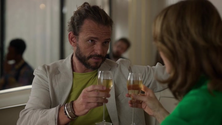 Emily_in_Paris_S02E10_WEBRip_x264-ION10_1518.jpg